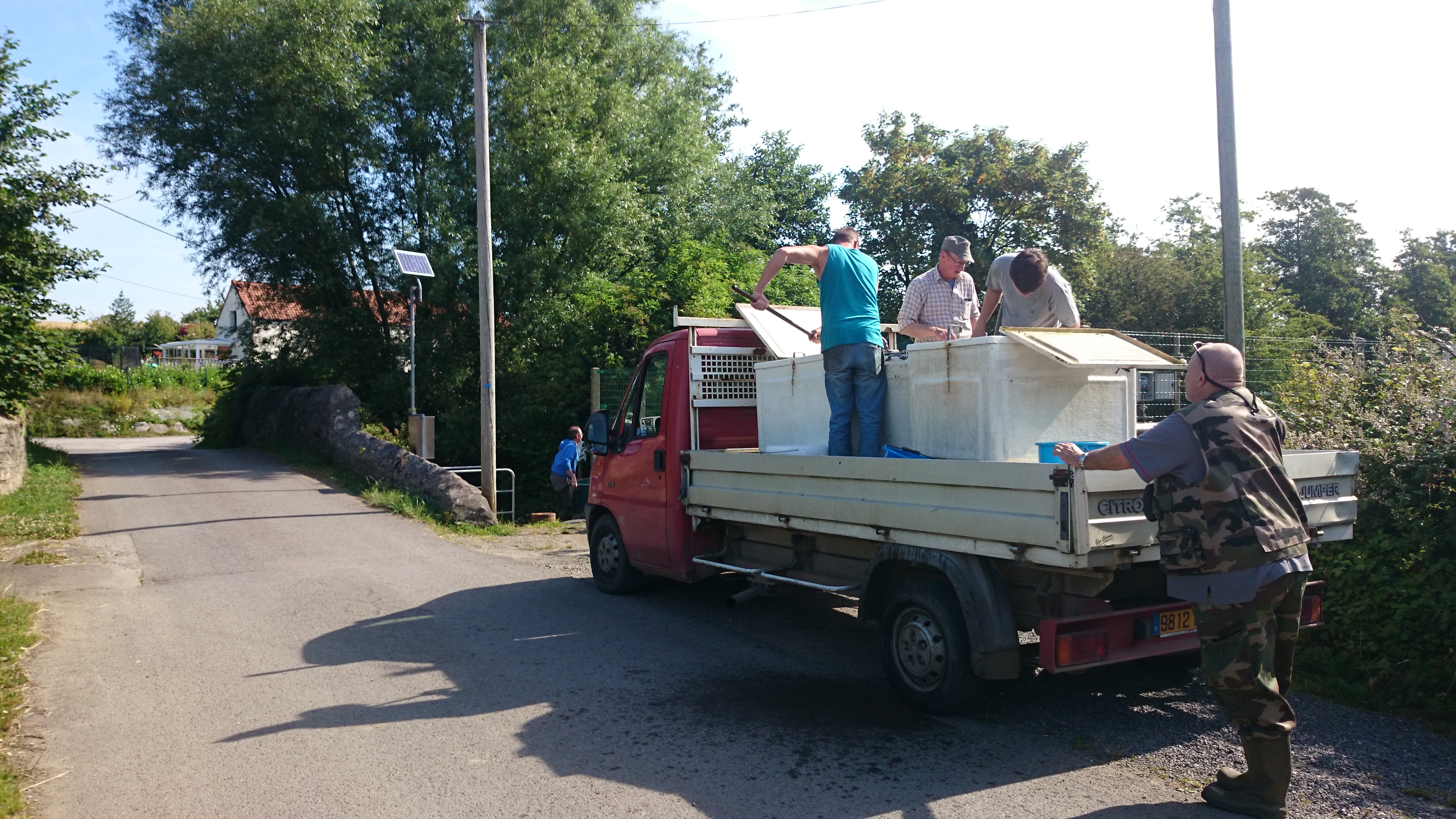 Arriv du camion de la pisciculture.